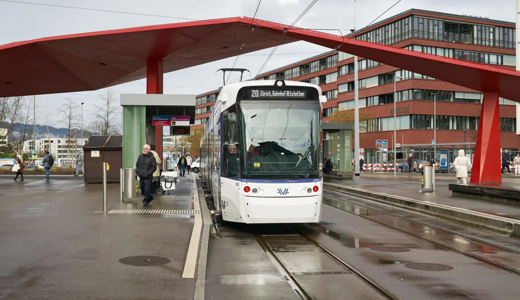 Trams sollen künftig öfter über Stadtgrenzen verkehren, schlagen Forscher vor – wie etwa die Limmattalbahn, hier in Schlieren.