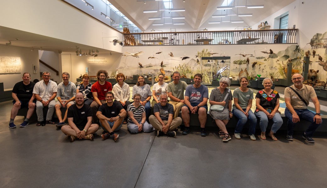 Teilnehmende und Leitungspersonen des Vogel-Grundkurses 2026 im Naturmuseum St. Gallen.