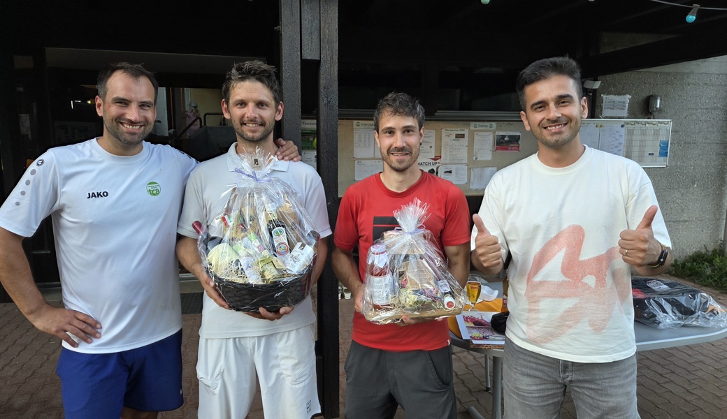 Die Siegeskörbe waren verdient, von links: TCB-Präsident Lukas Bachmann, Sieger Martin Miksch, Finalist David Göldi, TCB-Spielleiter Ali Altatmis.
