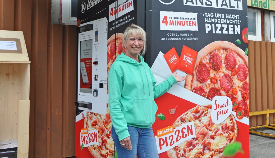 Pizza rund um die Uhr: Dana Osswald präsentiert den ersten Automaten in Grabs.