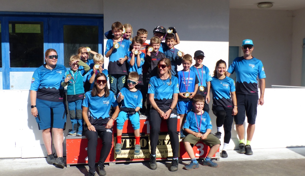 Die Sieger der «Bike Academy Toggenburg»-Meisterschaft mit den Trainern. 