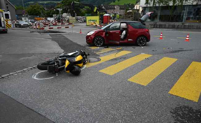 Beim Ausparkieren mit Motorrad kollidiert