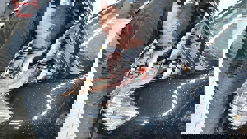  Ein Leuchtmittel in einem Frontscheinwerfer muss ersetzt werden.