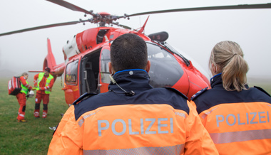 Arbeiter lädt mit Kran Marmorplatten um – plötzlich lösen sich diese