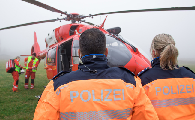 Arbeiter lädt mit Kran Marmorplatten um – plötzlich lösen sich diese