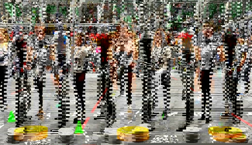  Tobias Zogg (Mitte) erkämpfte sich am Functional Fitness Event «Fall Series Throwdown» den fünften Platz seiner Altersklasse. 