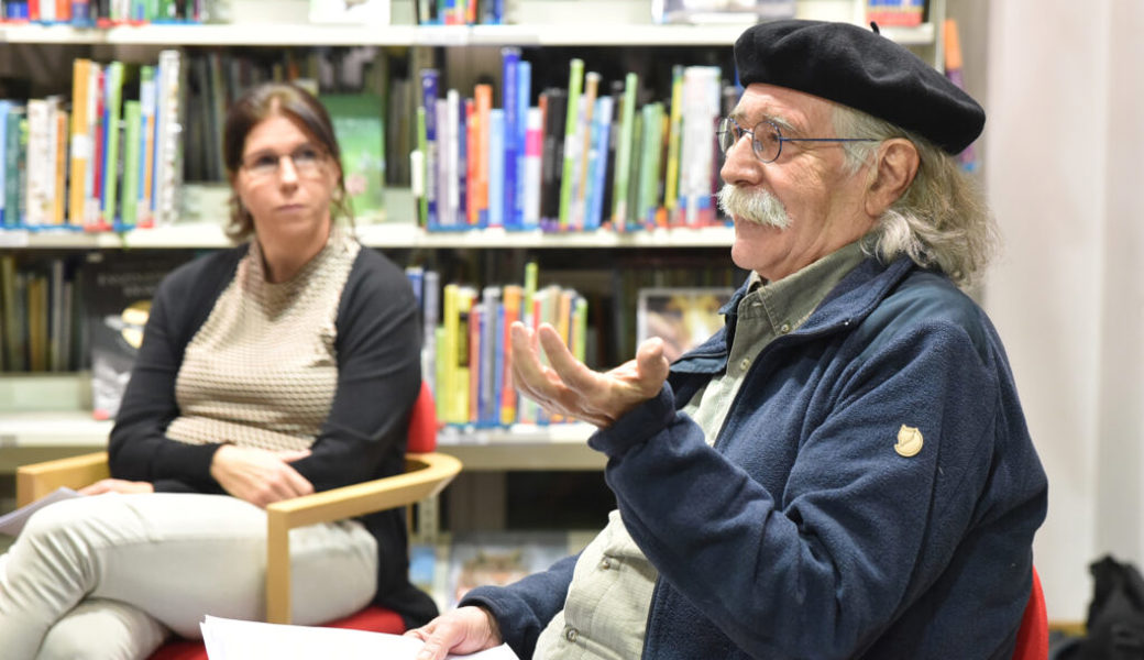  Filmemacher Kuno Bont und Moderatorin Julia Keller beim Anlass in der Bibliothek Buchs. Bilder: Heini Schwendener