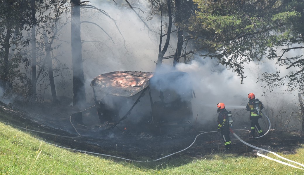 Bienenhaus und Bäume fingen Feuer