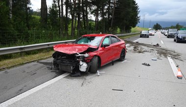 Autobahn nach Selbstunfall kurzzeitig gesperrt: Fahrerin verletzt