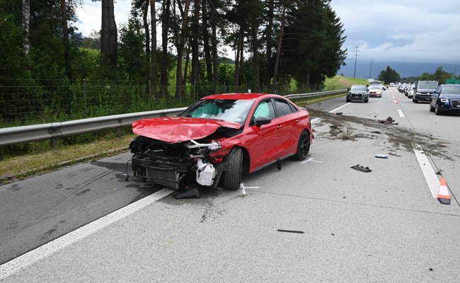 Autobahn nach Selbstunfall kurzzeitig gesperrt: Fahrerin verletzt
