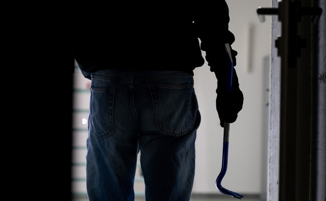 Einbrecher in Autogarage auf frischer Tat erwischt