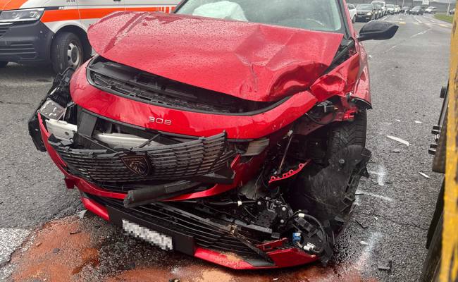 Autolenkerin bei Kollision mit Sattelmotorfahrzeug verletzt