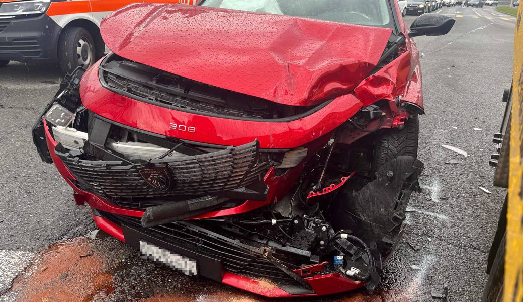Das Auto der 32-Jährigen wurde stark in Mitleidenschaft gezogen.