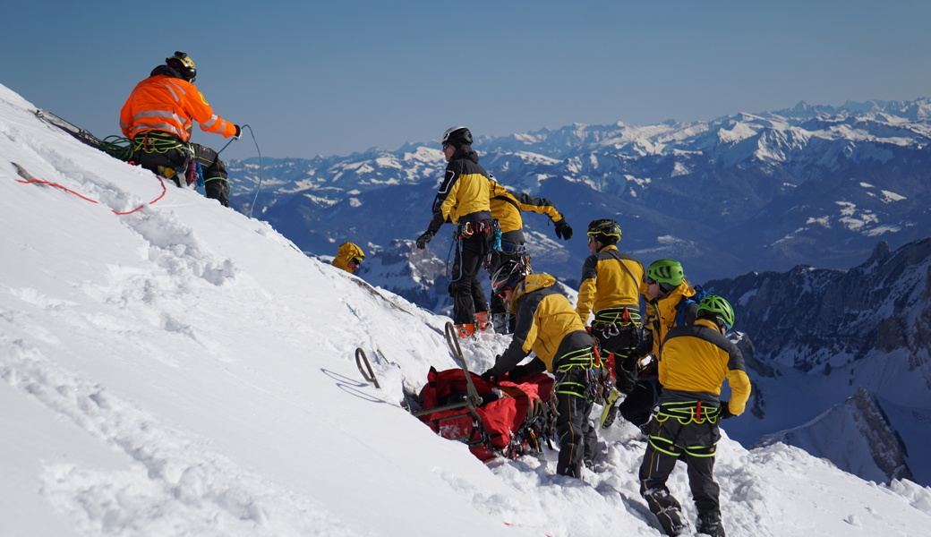 Laut Roman Hüppi, Präsident der Alpinen Rettung Ostschweiz, sind mehr Personen  in den Bergen unterwegs, was zu mehr Unfällen führt.