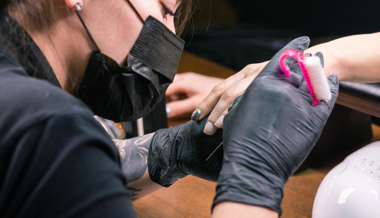 Schwarzarbeit und Lohnunterschreitungen: Kontrollen in Nagelstudios und Barbershops