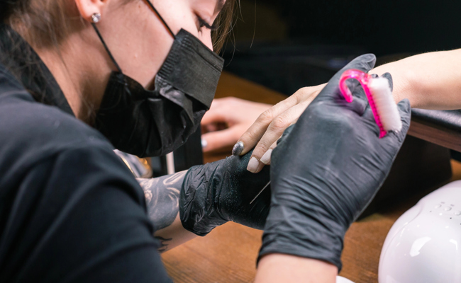 Schwarzarbeit und Lohnunterschreitungen: Kontrollen in Nagelstudios und Barbershops