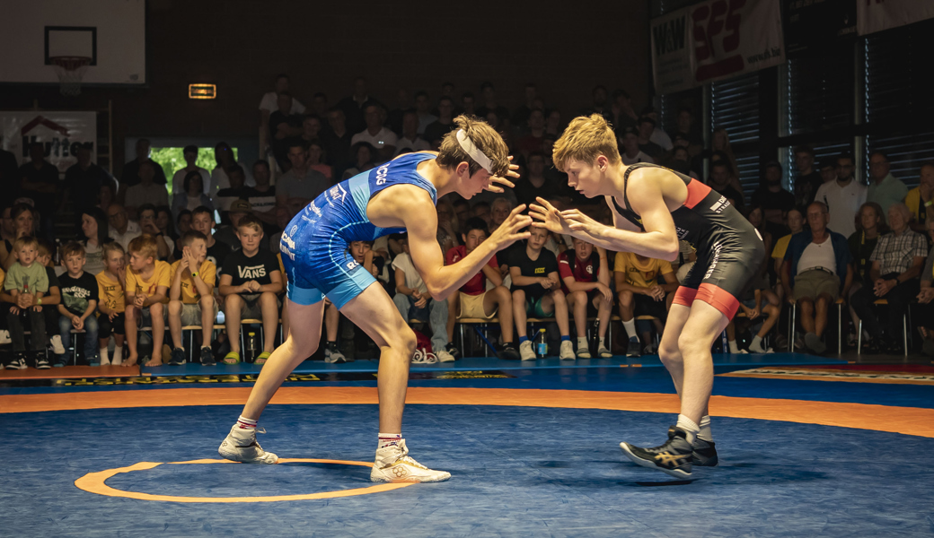 Tinio Ritter (blau) gewann seinen Debütkampf überlegen mit 10:0 Punkten. 