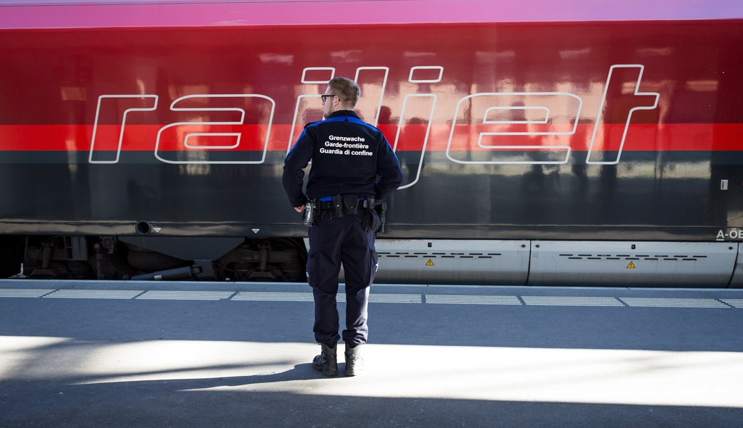 Der Railjet-Zug der ÖBB hält in Buchs und Sargans.