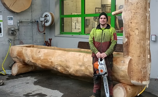 Brunnen aus 100-jährigem Stamm für Schwingfest