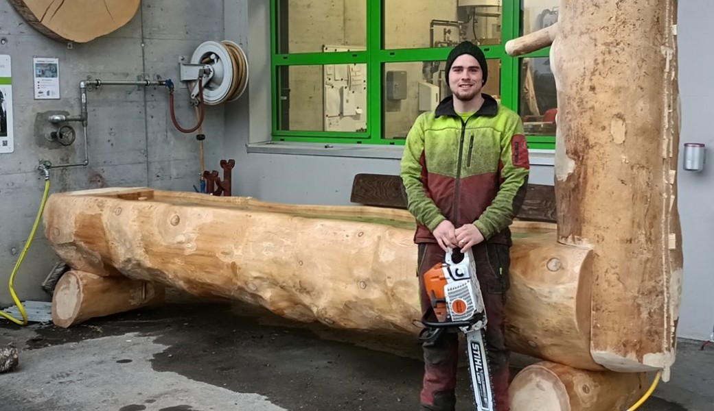 Brunnen aus 100-jährigem Stamm für Schwingfest