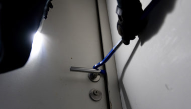 In Clubhaus, Wohnhäuser und auf Baustellen eingebrochen