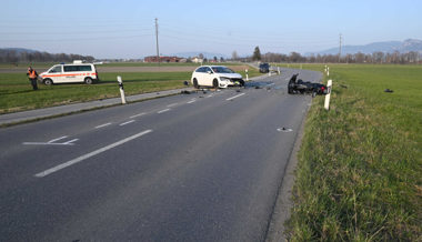 Motorradfahrer kollidierte frontal mit Auto und musste mit der Rega in Spital
