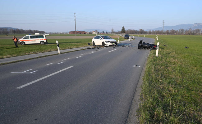 Motorradfahrer kollidierte frontal mit Auto und musste mit der Rega in Spital