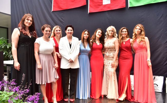 Alle 18 Absolventinnen der Berufsschule BZB haben die LAP als Coiffeurin bestanden