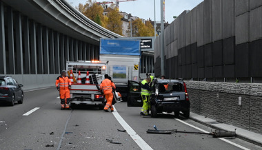 Auffahrunfall auf der Autobahn – Lastwagen kracht in Auto