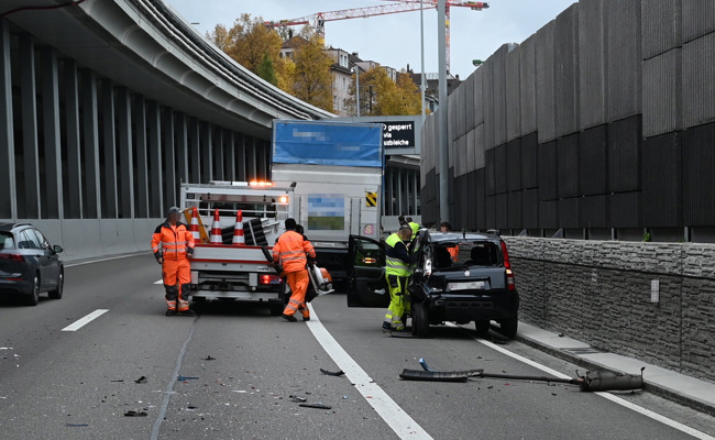Auffahrunfall auf der Autobahn – Lastwagen kracht in Auto