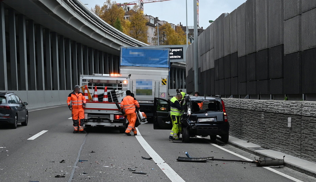 Auffahrunfall auf der Autobahn – Lastwagen kracht in Auto