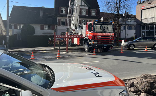 Brand in Küche ausgebrochen: Feuerwehr kann das Feuer löschen – keine Verletzten