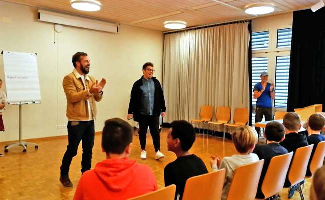 Grosse Freude im Schulhaus Gadretsch: Seveler Fünftklässler dürfen mit Blay ins Hallenstadion