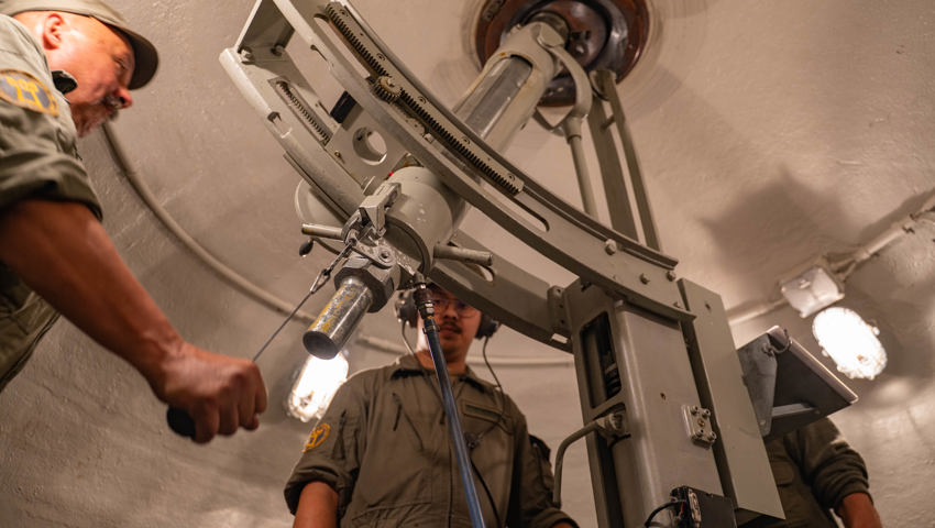 Die Anwesenden waren von der Demonstration des 8,1-Zentimeter-­Minenwerfers beeindruckt.