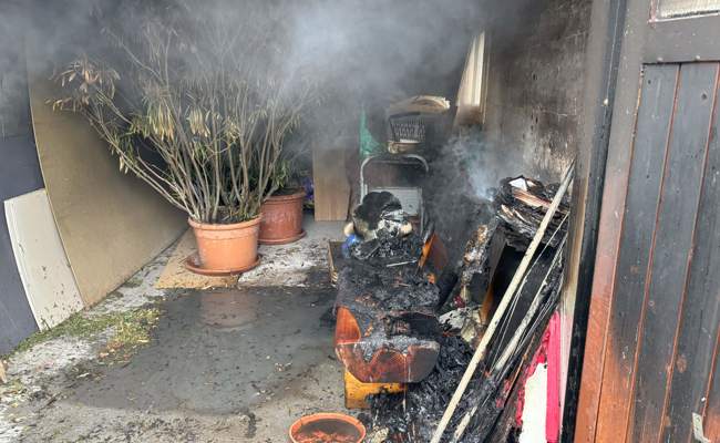 Hoher Sachschaden: Flamme einer Kerze setzte eine Garage in Brand