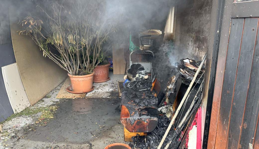 Das Feuer griff auf verschiedene Gegenstände über.