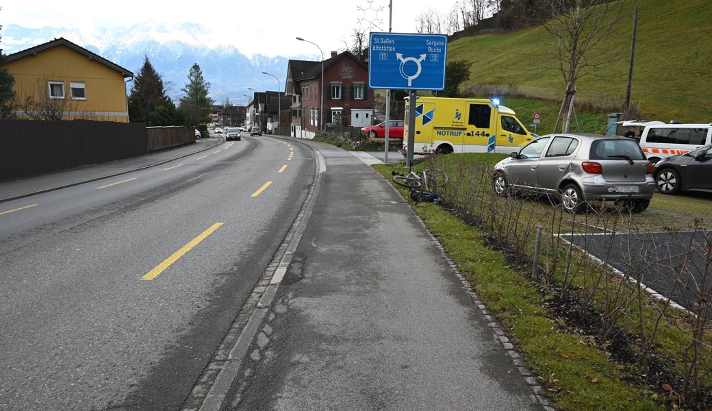 Der verletzte E-Bike-Fahrer wurde ins Spital gebracht.