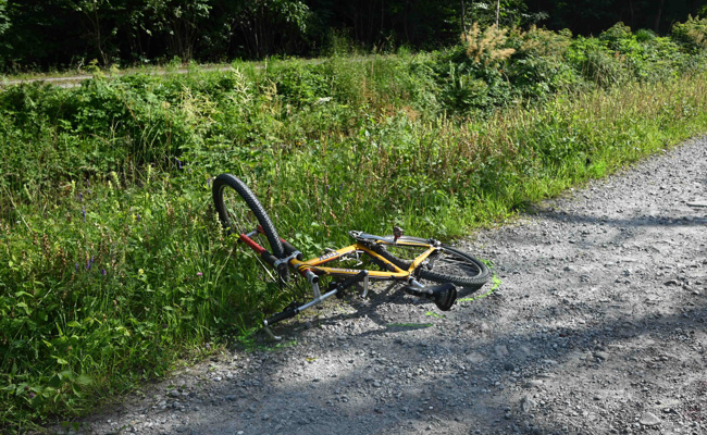 Velofahrer stürzt wegen Regenrinne