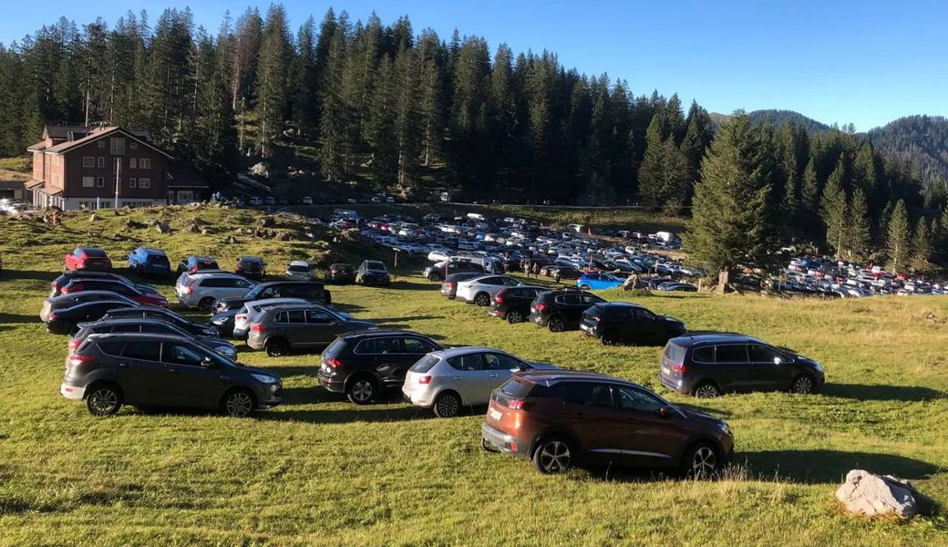 Im Spätherbst also doch noch: Dem Besucherandrang des vorigen Wochenendes waren auch die 750 Parkplätze der Schwägalp nicht gewachsen. Man musste Autos auf die Wiesen stellen. 