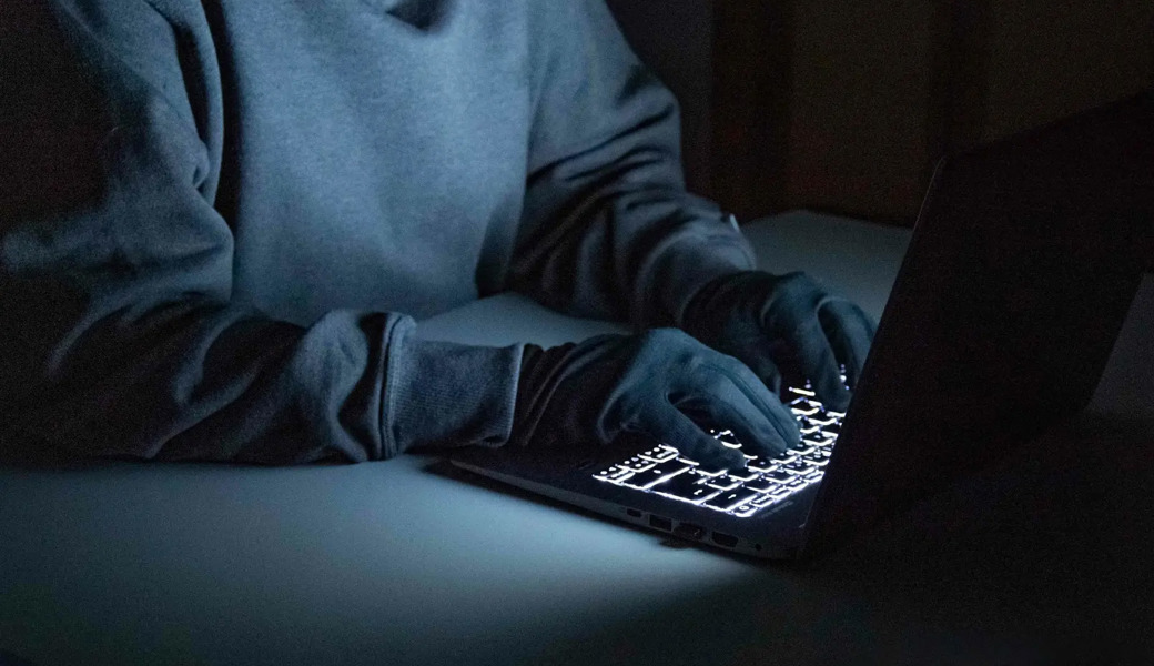 Die Hintermänner der Online-Betrugsmaschen sitzen meist im Ausland.