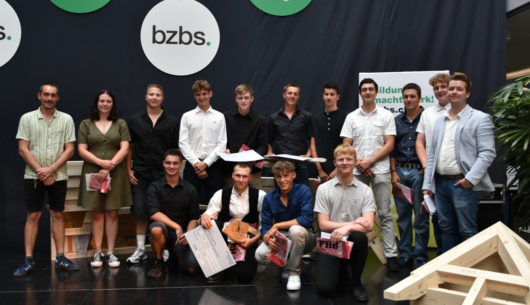 Die Abschlussklasse der Absolventin und Absolventen Zimmerleute am BZBS. 