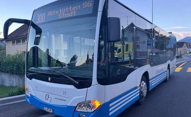 Abbiegen nach Links ging schief: Alkoholisierte Velofahrerin prallt in Linienbus