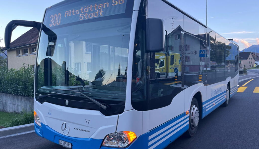  Eine 48-jährige Velofahrerin prallte in Sennwald beim Linksabbiegen in einen Linienbus. 