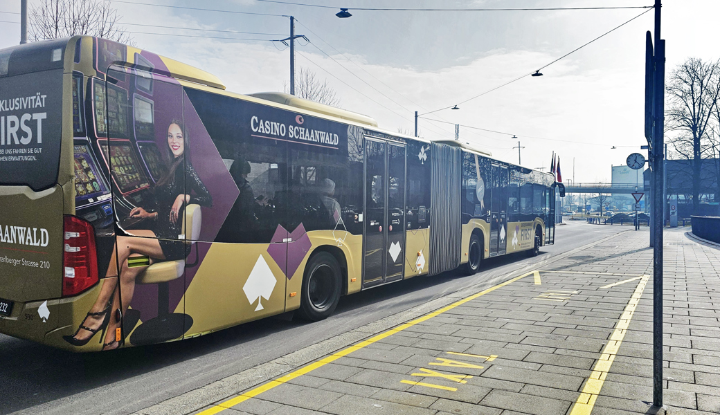 Auf dem Weg zurück zur Grenze: Liemobil-Gelenkbus mit Werbung für ein Casino in Liechtenstein am 10. Februar beim Bahnhof Buchs.