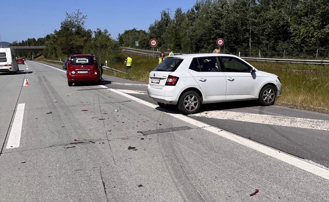 Abbremsen nicht bemerkt: Drei Autos auf A13 kollidiert