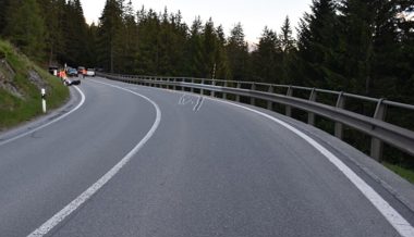 Motorradfahrer in Lantsch/Lenz über Leitplanke geschleudert und schwer verletzt