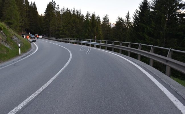 Motorradfahrer in Lantsch/Lenz über Leitplanke geschleudert und schwer verletzt