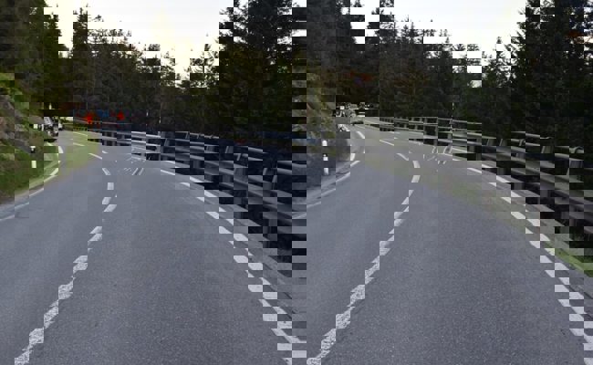 Motorradfahrer in Lantsch/Lenz über Leitplanke geschleudert und schwer verletzt