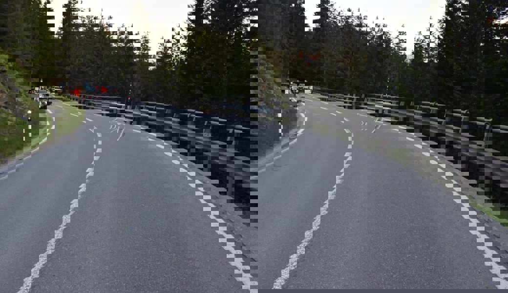  Der Motorradfahrer wurde schwer verletzt. 