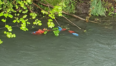 Hundekotbeutel im Binnenkanal: Verdacht auf mutwillige Verschmutzung